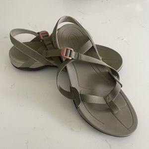 Te a Women’s 8 1/2 Olive Sandals Great Condition